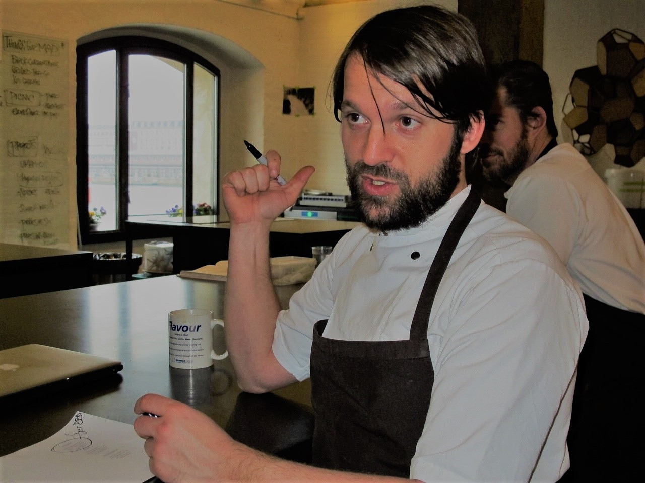 Chef René Redzepi na cozinha de testes do antigo NOMA (2013)